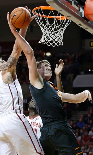 Spangler's 26 lead No. 3 Oklahoma past Oklahoma St. 71-49